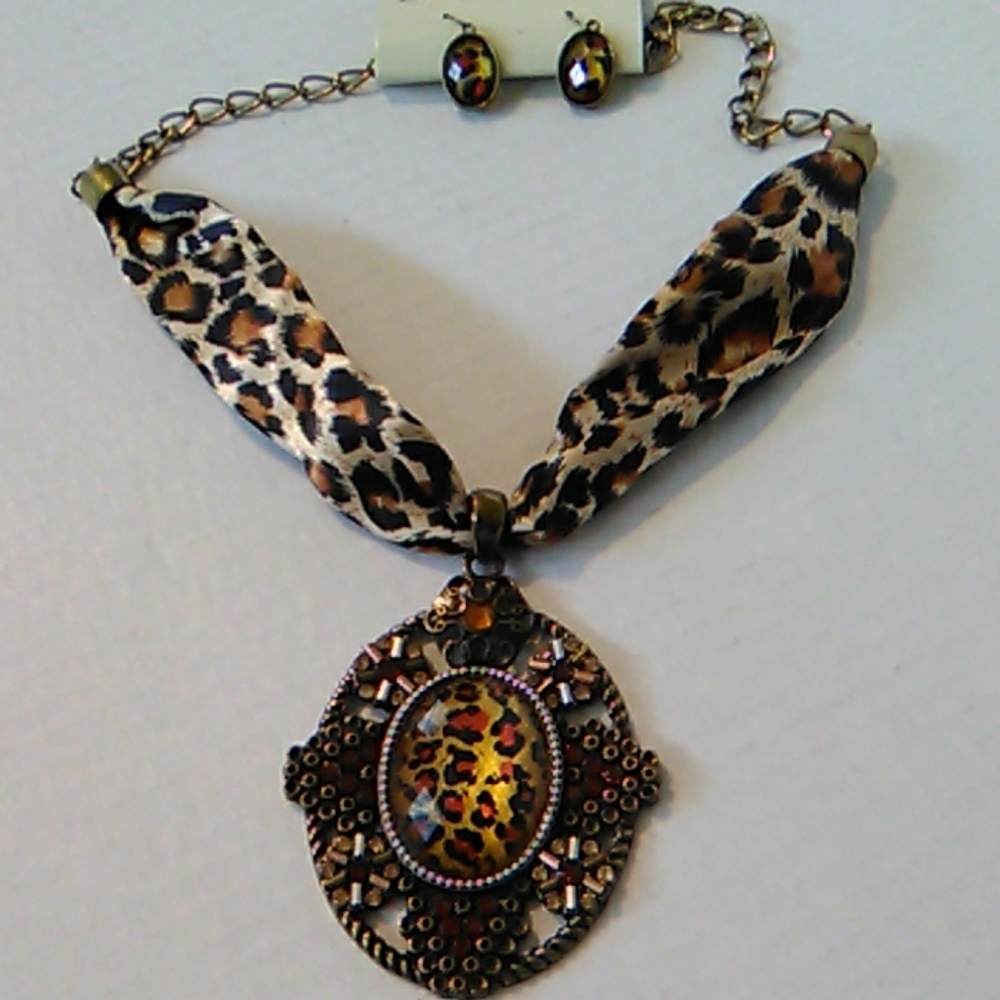 Nwt Leopard  necklace - Picture 3 of 8